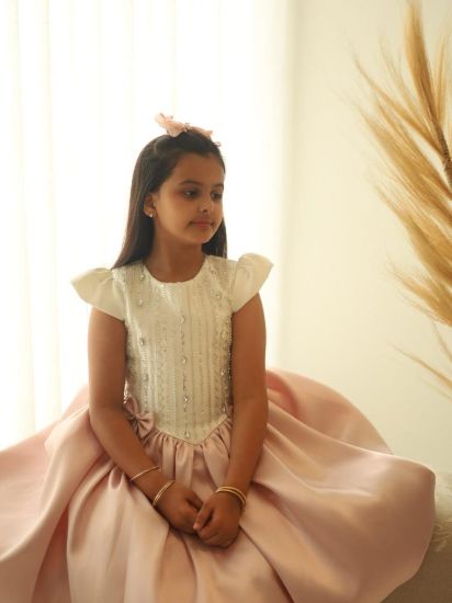 صورة فستان سهرة أنيق مزين بالؤلؤ على الصدر ونفاش لحمي